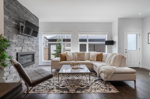 Kensington House | Contemporary Luxury 4 bedroom House near Downtown