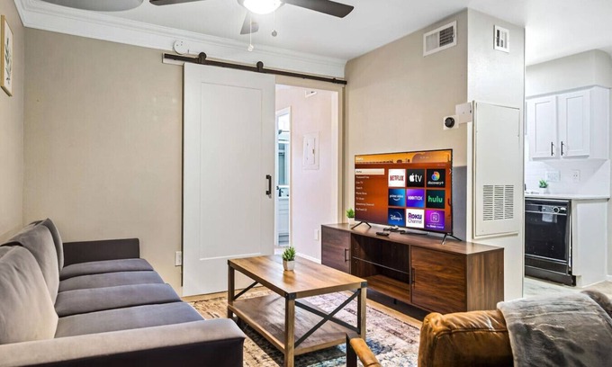 Brentwood Apartment | Contemporary One Bedroom One Bath with Pool Acces