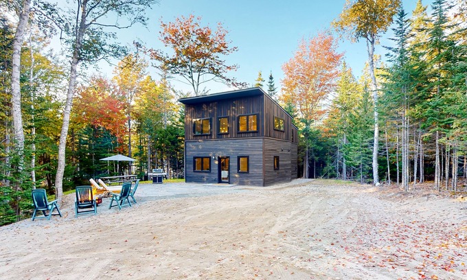 Lamoine Cottage | Contemporary retreat with grill, firepit, & patio - walk to beach