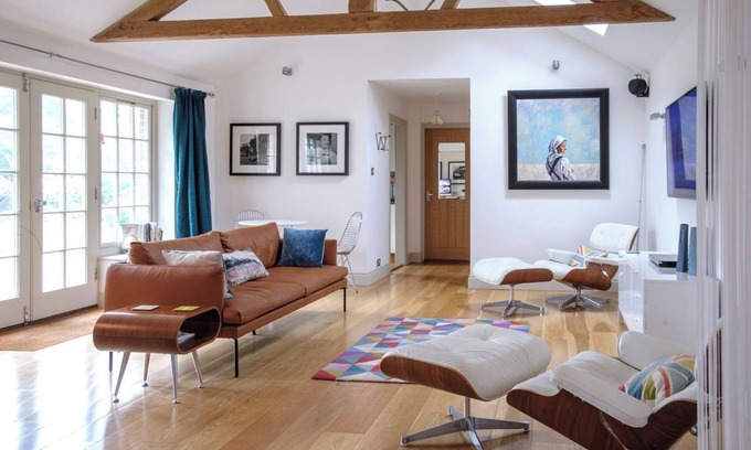 Pagham Apartment | Contemporary & sleek self-catering space, with secure off-street parking.
