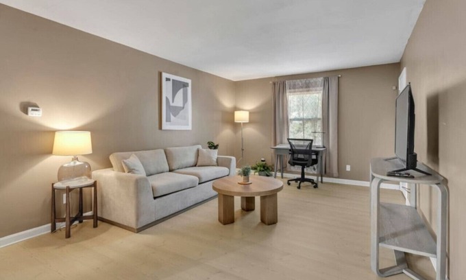 Newburgh Apartment | *Contract-Worker Friendly* Convenient 1 Bedroom