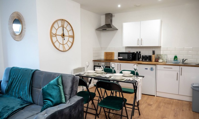 Leeds Apartment | Contractor Stay Near Kirkstall Shopping Centre