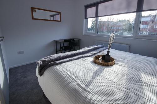 Luton Apartment | Contractors, Medical staff, Relocators, Families- 5 Bedroom 3 bathroom house- 2min walk to L&D