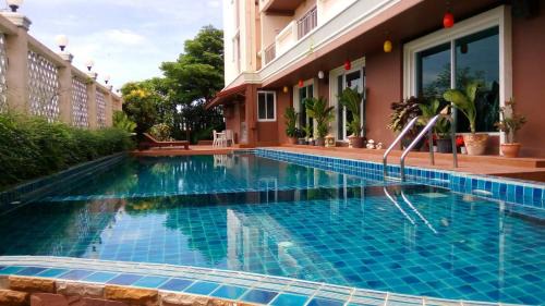 Srisa Chorakhe Noi Hotel | Convenient Grand Plus Hotel Suvarnabhumi
