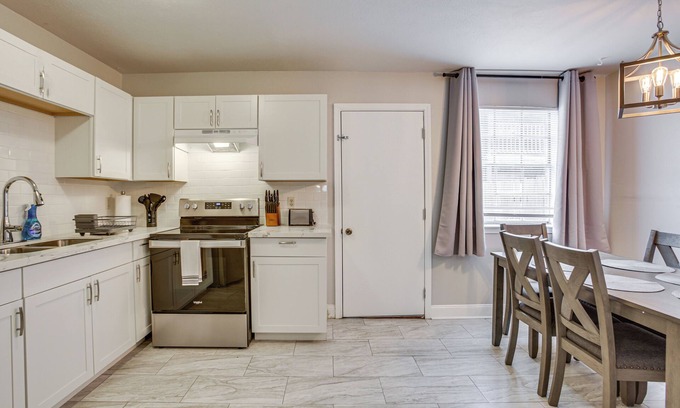 Kenner - Louis Armstrong International Airport House | Convenient Kenner Unit w/Patio - 1 Mi to Airport!