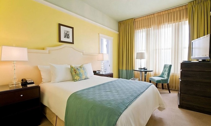 Goose Hollow Hotel | Convenient Stay, Superb Location near Providence Park! Two Suites, Pets Allowed!