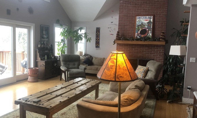 Charlotte House | Convenient to Burlington and Lake Champlain- July 4th week last min. spec.