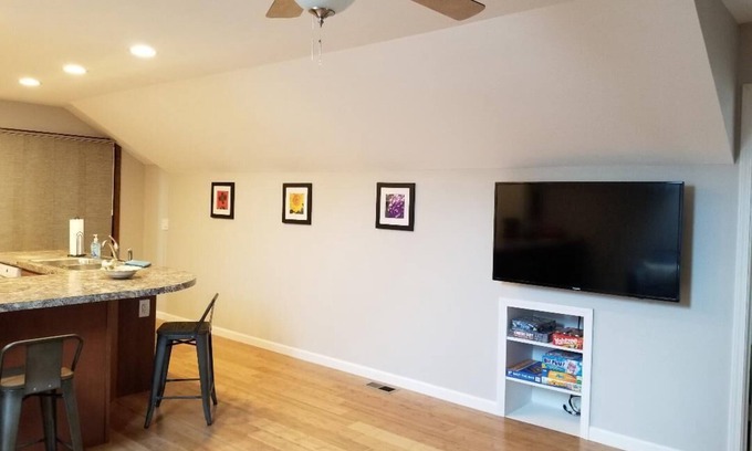 Sunbury Apartment | Convenient to the center of town! Beautifully decorated, quiet apartment.