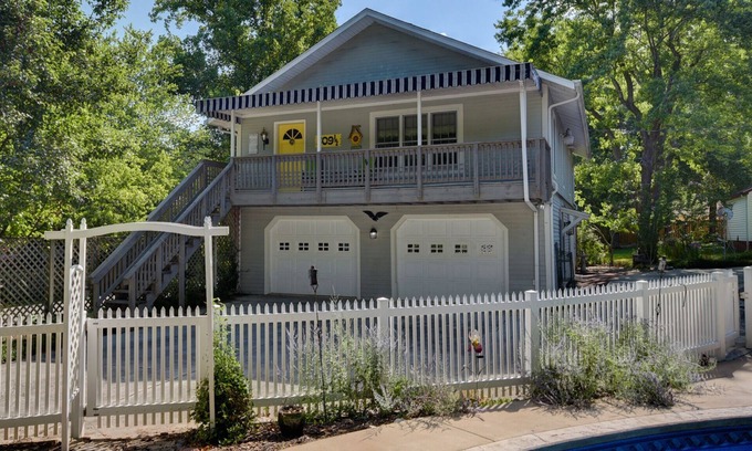 Ozark House | Conveniently located charming carriage house in historic neighborhood.