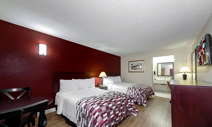Ellenton Hotel | Conveniently To Excellent Transportation! Pet-friendly, Outdoor Pool, Parking!