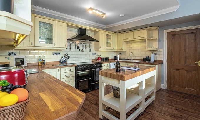 Llanfairpwllgwyngyll Apartment | Converted Former Rectory - Snowdonia View