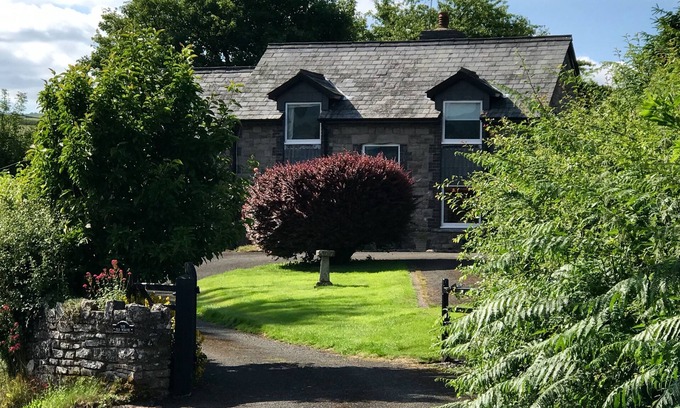 Battle Cottage | Converted old school with picture postcard views of Pen Y Fan (sleeps 5/6)