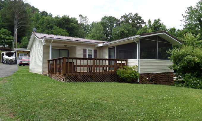 Baxter Cabin | Cookeville-Center Hill-FAMILY or FISHING Vacation-SLEEPS 8-Lake Access-NICE