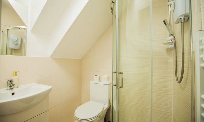 Coombe Hill Apartment | Coombe Hill 2 bedroom House & Parking