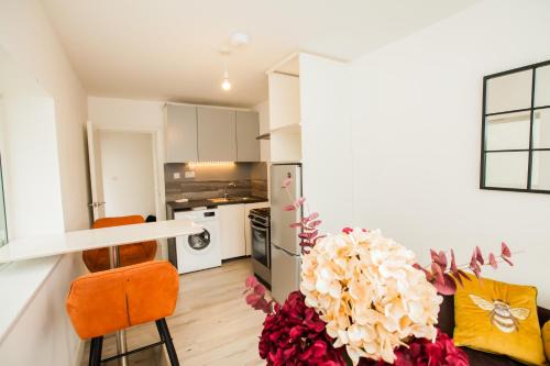 Coombe Hill Apartment | Coombe Hill 2 bedroom House & Parking