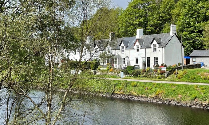 Cairnbaan Apartment | Coorie Doon, picturesque setting on Crinan Canal