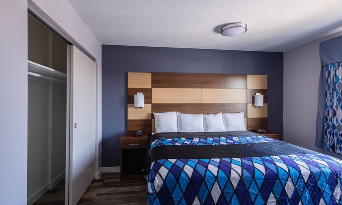 Inver Grove Heights Hotel | Coratel IGH - Deluxe 1 King Studio with Kitchenette NS Oversized