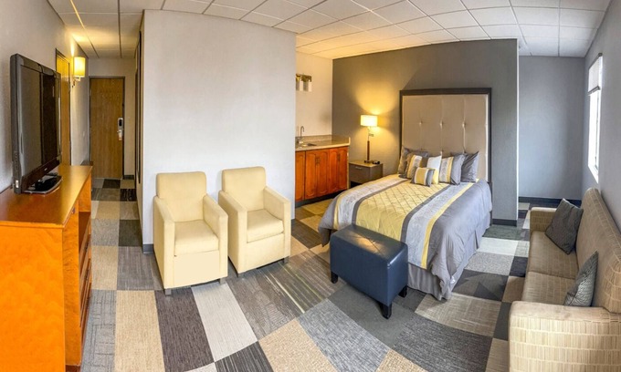 Fairfield Hotel | Coratel Inn by Jasper Iowa Fairfield - Deluxe 1 King Suites with Sofa Bed NS
