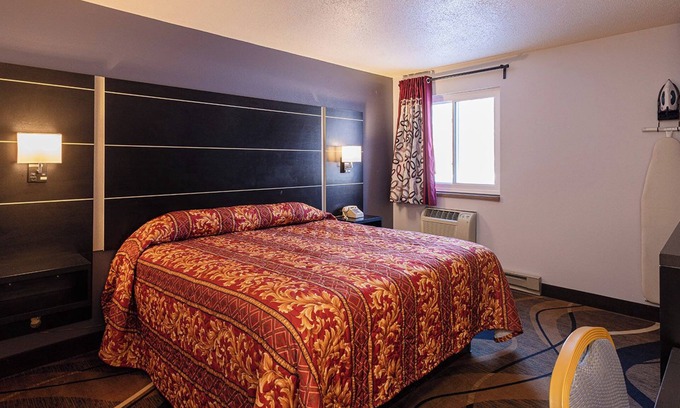 Hastings Hotel | Coratel Inn & Suites by Jasper Hastings - 1 King Bed Non Smoking