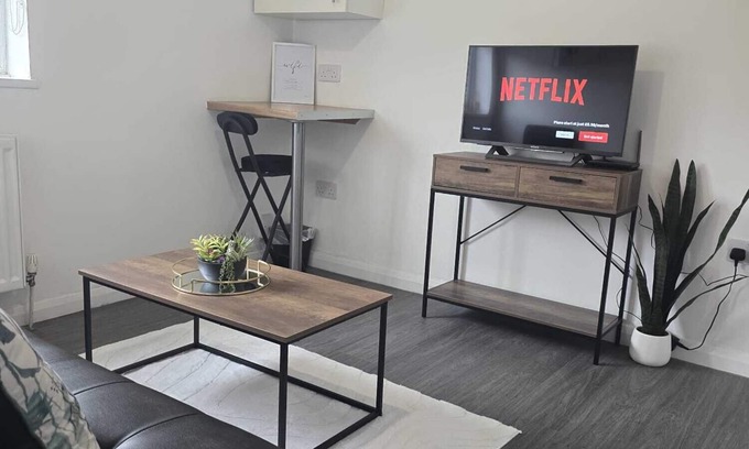 Corby Apartment | Corby City Centre -2 Bedrooms with sofa bed ideal for contractors & families