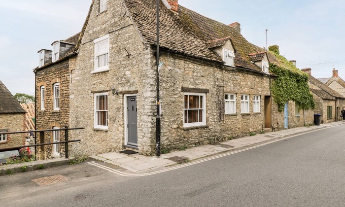 Malmesbury Cottage | CORNER COTTAGE, character holiday cottage in Malmesbury