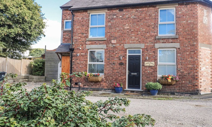 Ilkeston Cottage | CORNER HOUSE COTTAGE, pet friendly in Ilkeston