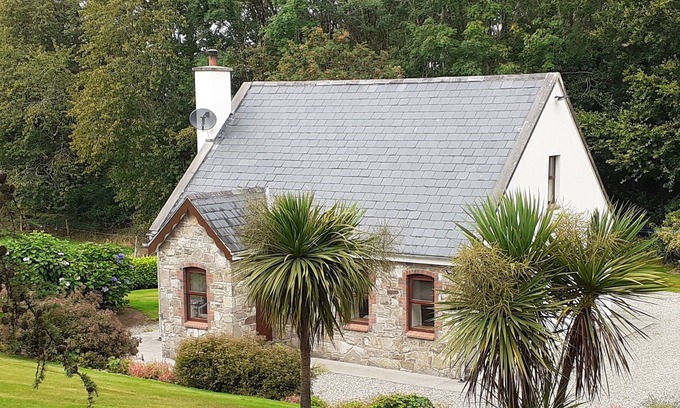 Garrykennedy House | CORNODE COTTAGE, family friendly in Garrykennedy, County Tipperary