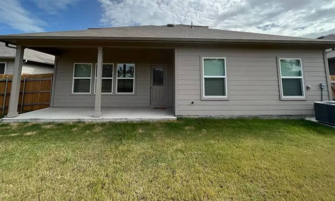 Austin House | Corporate housing 5 Bedroom, 3 Bath, sleeps 10, Near Tesla Gigafactory Austin TX