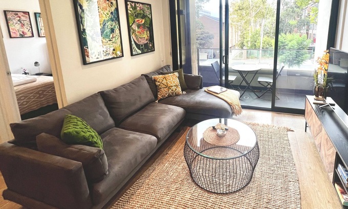 Carlton Apartment | Cosmo Stays- Beautiful Boutique 2BR Apartment Perfect Location. Free Parking.