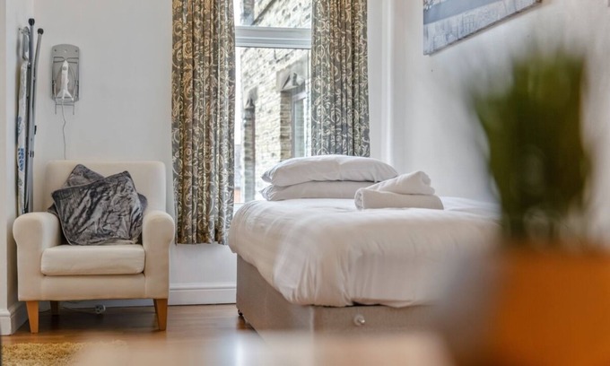 Cleckheaton House | Cosy 1-bed house in Cleckheaton, 1 ml from M606, for contractors Longer Stays