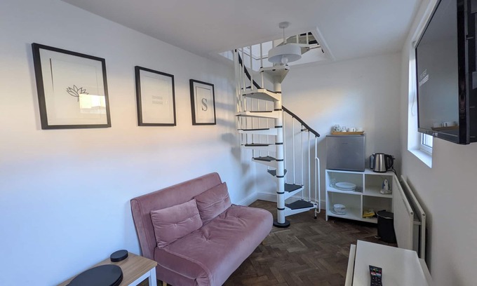 Brixton Hill Apartment | Cosy 1 bedroom coach house