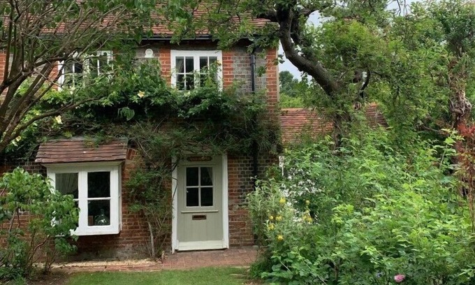 Rowlands Castle Cottage | Cosy 18th Century Cottage. Backs onto Golf Course, Village location.