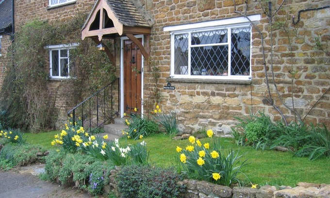 Hook Norton Cottage | Cosy 18th Century Cottage in The Cotswolds. Great for groups and families.