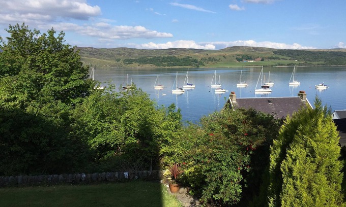 Tighnabruaich Apartment | Cosy 1st floor flat surrounded by communal gardens with seaview of Kyles of Bute