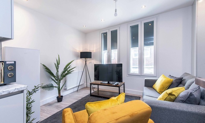 Basingstoke Apartment | Cosy 2-Bed Apartment in the Heart of Basingstoke