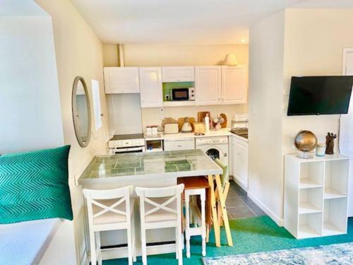 Cobh House | Cosy 2 bed cottage next to Fota Wildlife Park