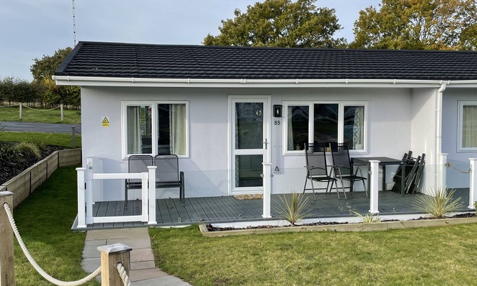 Oulton Broad Cabin | Cosy 2 Bedroom Lodge with onsite Pool