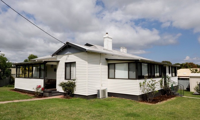 Tenterfield House | Cosy 3-Bed Home with Fireplace & Outdoor BBQ