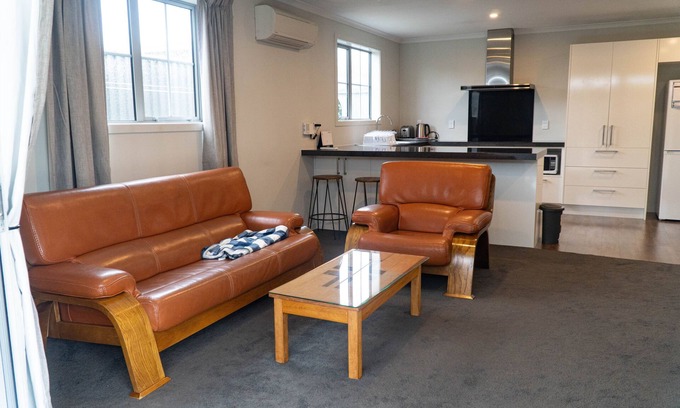 Lowburn House | Cosy 3-bedroom Cottage with short walk to the lake