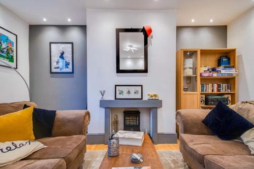 Meltham House | Cosy 3 Bedroom Countryside Cottage for Family Fun and Pets Friendly Sleeps 5