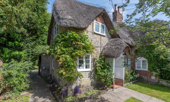 Alton Barnes Cottage | Cosy 3 Bedroom Thatched Cottage in the Pewsey Vale