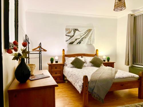 Levenshulme House | Cosy 3BDR In Levenshulme-Close To Manchester City Centre And Stockport Town- Free Parking- WiFi