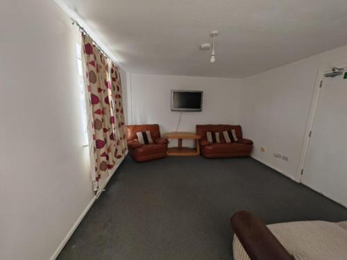 Corby House | Cosy 4-Bed House Near Town, for Work or Rest