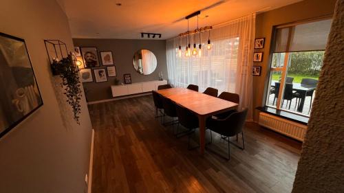 Hofn House | Cosy 4 bedroom house with free parking