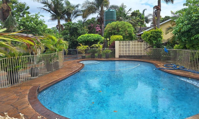 Harare House | Cosy 6 Bedroomed Guest House with a Jet Hot Tub and an Outdoor Swimming Pool