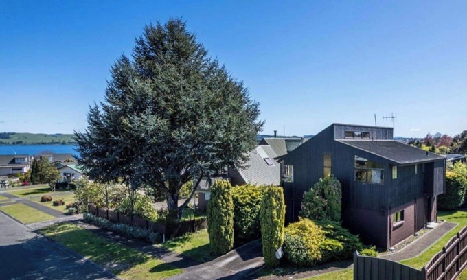 Richmond Heights House | Cosy 80's Taupo Bach, 3 min Walk to the Lake and Sailing Centre