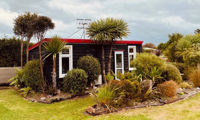 Riverton Cottage | cosy and cute self contained hut