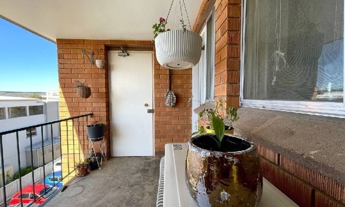 Oaks Estate Apartment | Cosy and retro, top floor with stairs, 2 bedroom apartment with a king bed.