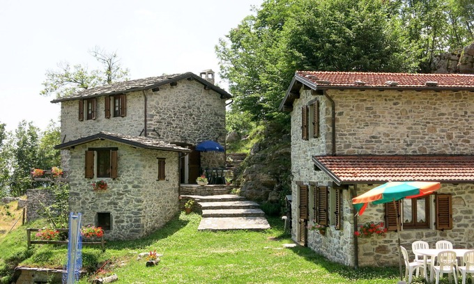 Fabbriche di Vallico Villa | Cosy apartment in villa for 12 people with WIFI, private pool, TV, patio, pets allowed and parking