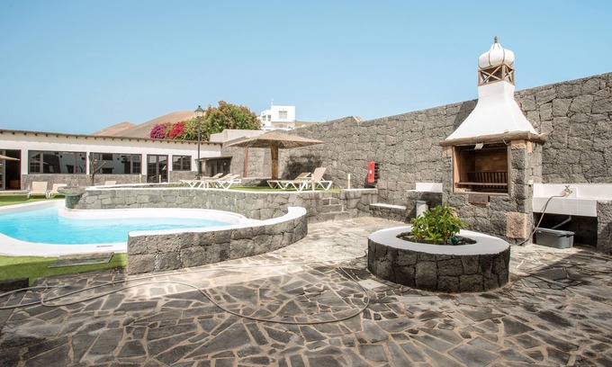 La Asomada Apartment | Cosy Apartment "4" with Terrace, Community Pool & Wi-Fi
